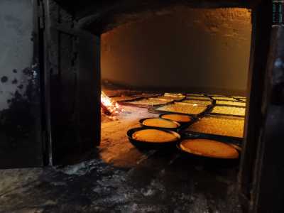 Non resta ora che scrutare all�interno del forno, l� dove sono presenti numerose teglie, tra cui alcune che contengono i famosi picciuatidde, ovvero dei piccoli taralli. Occupano per� solo una parte dello spazio disponibile grande in tutto 20 metri quadri